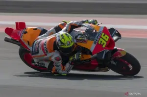 Pembalap Repsol Honda Joan Mir memacu kecepatan pada sesi latihan bebas 2 MotoGP seri ke-15 di Pertamina Mandalika International Street Circuit, Lombok Tengah, NTB, Jumat (13/10/2023). ANTARA FOTO/Wahyu Putro A/aww.
