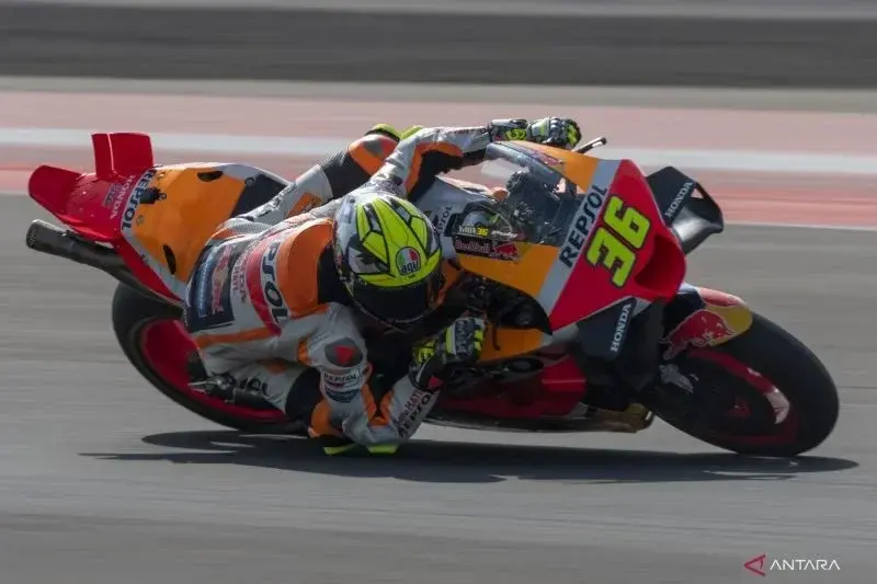 Pembalap Repsol Honda Joan Mir memacu kecepatan pada sesi latihan bebas 2 MotoGP seri ke-15 di Pertamina Mandalika International Street Circuit, Lombok Tengah, NTB, Jumat (13/10/2023). ANTARA FOTO/Wahyu Putro A/aww.