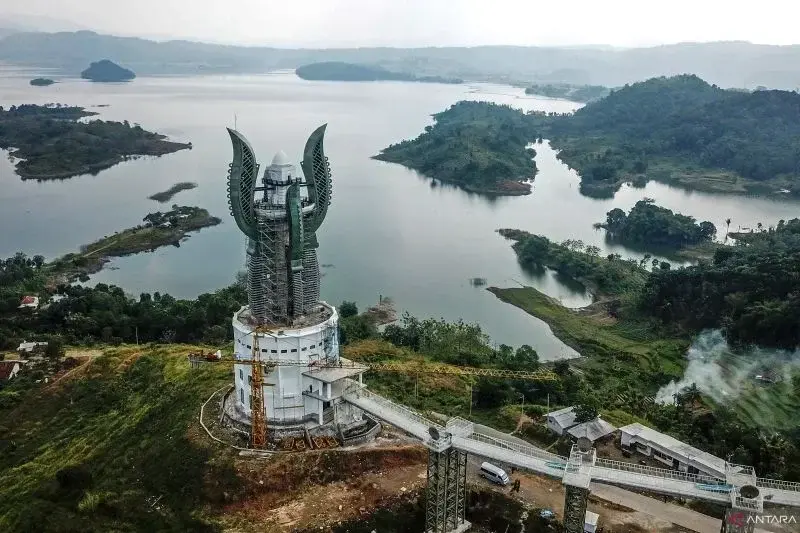 Foto udara proyek pembangunan Menara Kujang Sepasang dengan pemandangan langsung ke Waduk Jatigede di Jatigede, Kabupaten Sumedang, Jawa Barat, Selasa (13/6/2023). ANTARA FOTO/Raisan Al Farisi/foc.