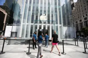 Konsumen memasuki toko Apple di Fifth Avenue, New York City, Amerika Serikat, pada 17 Juni 2020. ANTARA/Xinhua/Wang Ying
