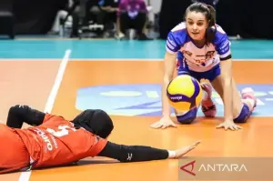 Libero tim Jakarta Pertamina Enduro Eris Septia (kiri) berusaha menjangkau bola dengan menjatuhkan badan saat laga PLN Mobile Proliga 2025 menghadapi Jakarta Livin’ Mandiri di Jawa Pos Arena, Surabaya, Minggu (26/1/2025) malam. ANTARA/Rizal Hanafi