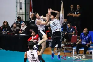 Pemain Jakarta LavAni Livin’ Transmedia Renan Buiatti (kiri) dan Dio Zulfikri (kanan) bertabrakan saat berusaha mengambil pada laga terakhir seri kedua putaran pertama PLN Mobile Proliga 2025 melawan Surabaya Samator di GOR Tri Dharma Petrokimia Gresik, Jatim, Minggu (12/1/2025) malam. (ANTARA/Rizal Hanafi)
