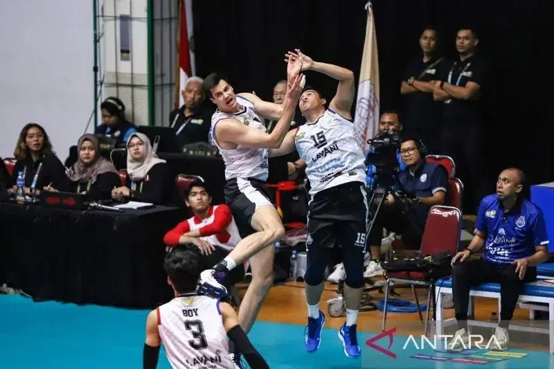 Pemain Jakarta LavAni Livin’ Transmedia Renan Buiatti (kiri) dan Dio Zulfikri (kanan) bertabrakan saat berusaha mengambil pada laga terakhir seri kedua putaran pertama PLN Mobile Proliga 2025 melawan Surabaya Samator di GOR Tri Dharma Petrokimia Gresik, Jatim, Minggu (12/1/2025) malam. (ANTARA/Rizal Hanafi)