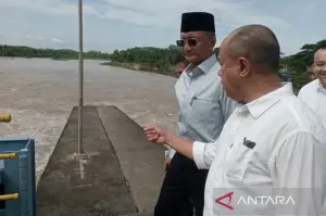 Bupati Banyumas terpilih Sadewo Tri Lastiono (kanan) menunjukkan salah satu pintu air kepada Menteri Pekerjaan Umum Dody Hanggodo yang mengunjungi Bendung Gerak Serayu di Desa Tambaknegara Kecamatan Rawalo Kabupaten Banyumas, Jawa Tengah, Minggu (12/1/2025). ANTARA/Sumarwoto