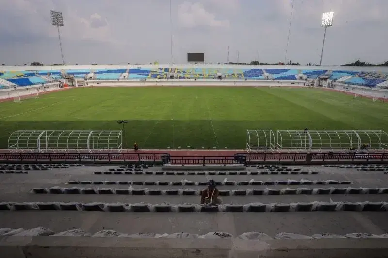 Pekerja saat mengerjakan tribun penonton VIP Stadion Surajaya di Lamongan, Jawa Timur, Senin (6/1/2025) dan beberapa fasikitas ruangan. Pembangunan stadion berkapasitas 11.214 penonton dengan anggaran Rp292 miliar tersebut telah mencapai 98 persen dan ditargetkan selesai fisiknya pada akhir Januari 2025. ANTARA FOTO/Rizal Hanafi