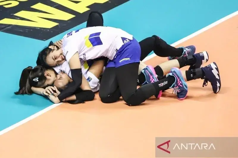 Para pemain Bandung bjb Tandamata saling berangkulan di matras lapangan usai timnya mengalahkan Gresik Petrokimia Pupuk Indonesia dengan skor 3-1 (22-25, 25-22, 25-16, 25-13) pada laga seri keempat putaran pertama PLN Mobile Proliga 2025 di Jawa Pos Arena, Surabaya, Sabtu (25/1/2025). ANTARA/Rizal Hanafi