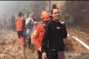 Petugas Basarnas, Badan Penanggulangan Bencana Daerah Kabupaten Pekalongan, dan sukarelawan melakukan evakuasi korban meninggal dunia akibat longsor di Kecematan Petungkrion, Kabupaten Pekalongan, Selasa (22/1/2025). ANTARA/HO-Humas Kabupaten Pekalongan