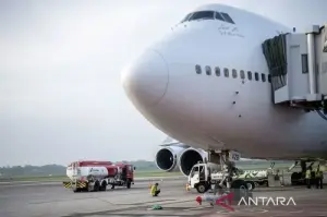 Ilustrasi - Petugas melakukan pengisian bahan bakar avtur ke pesawat Boeing 747-400 dengan nomor penerbangan SV 5177 milik maskapai penerbangan Saudia di Bandara Sultan Mahmud Baddarudin (SMB) II Palembang, Sumatera Selatan, Ahad (12/5/2024).* ANTARA FOTO/Nova Wahyudi/am