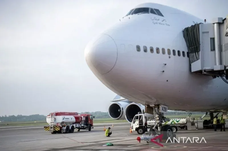 Ilustrasi - Petugas melakukan pengisian bahan bakar avtur ke pesawat Boeing 747-400 dengan nomor penerbangan SV 5177 milik maskapai penerbangan Saudia di Bandara Sultan Mahmud Baddarudin (SMB) II Palembang, Sumatera Selatan, Ahad (12/5/2024).* ANTARA FOTO/Nova Wahyudi/am