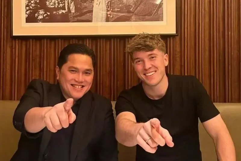 Ketua Umum PSSI Erick Thohir bersama pemain FC Utrecht Ole Romeny.* (ANTARA/Instagram @ErickThohir)