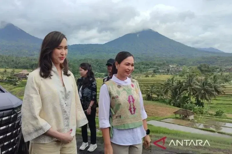 Arsip Foto - Menteri Pariwisata Widiyanti Putri Wardhana (kiri) dan Wakil Menteri Pariwisata Ni Luh Puspa (kanan) meninjau Daerah Tujuan Wisata Jatiluwih di Kabupaten Tabanan, Provinsi Bali, Senin (9/12/2024).* (ANTARA/Pande Yudha)