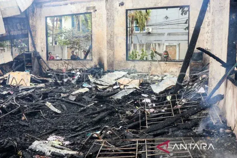 Pegawai melihat kondisi ruangan kantor Dinas Pendidikan Makassar yang hangus terbakar di Makassar, Sulawesi Selatan, Sabtu (11/1/2025). Dampak kebakaran  tersebut menghanguskan ruangan keuangan, perencanaan dan aula termasuk server Data Pokok Pendidikan (Dapodik) dan penyebab kebakaran masih dalam penyelidikan polisi. ANTARA FOTO/Arnas Padda/agr.  