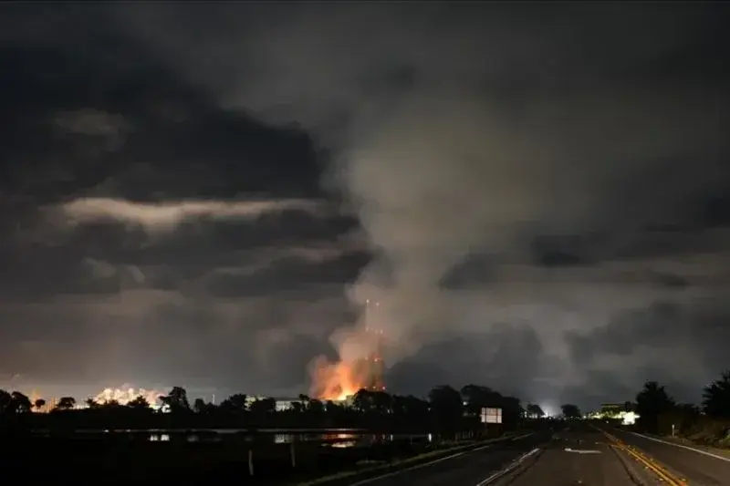 Perintah evakuasi dicabut pada Jumat malam setelah kebakaran besar melanda Moss Landing Vistra Power Plant, salah satu fasilitas penyimpanan baterai lithium terbesar di dunia, yang terletak di Monterey County, California, menurut laporan media. /ANTARA/Anadolu/py