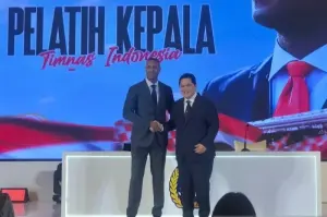Pelatih timnas Indonesia Patrick Kluivert (kiri) dan Ketum PSSI Erick Thohir (kanan) berpose pada acara pengenalan tim pelatih timnas Indonesia di Hotel Mulia, Jakarta, Minggu (12/1/2025). (ANTARA/Zaro Ezza Syachniar)