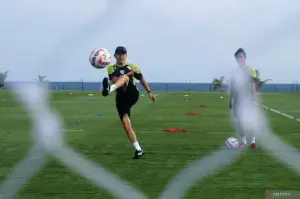 Pelatih Timnas Indonesia Shin Tae-yong menendang bola ke gawang di sela latihan persiapan Piala AFF 2024 di Bali United Training Center, Gianyar, Bali, Jumat (29/11/2024). Timnas Indonesia tergabung dalam Grup B bersama Vietnam, Filipina, Myanmar, dan Laos dalam Piala AFF 2024 yang dimulai pada 9 Desember 2024.* ANTARA FOTO/Nyoman Hendra Wibowo/aww.