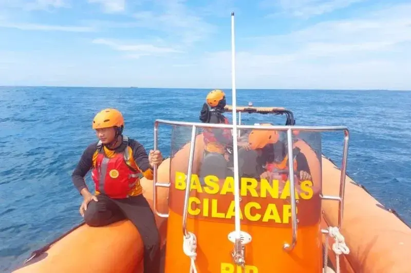 BASARNAS Cilacap menyisir perairan selatah Cilacap dengan menggunakan RIB 05, Rabu (1/1/2025), untuk mencari tiga nelayan asal Kabupaten Cilacap, Jawa Tengah, yang dilaporkan hilang kontak sejak Selasa (31/12/2024).* ANTARA/HO-Basarnas Cilacap