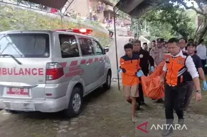 Tim Indonesia Automatic Fingerprint Identification System (Inafis) Polres Kudus, Jawa Tengah, bersama warga melakukan evakuasi dua korban meninggal yang merupakan suami istri di Desa Ternadi, Kecamatan Dawe, Kabupaten Kudus, Jawa Tengah, pada tanggal 23 Desember 2024. ANTARA/Akhmad Nazaruddin Lathif