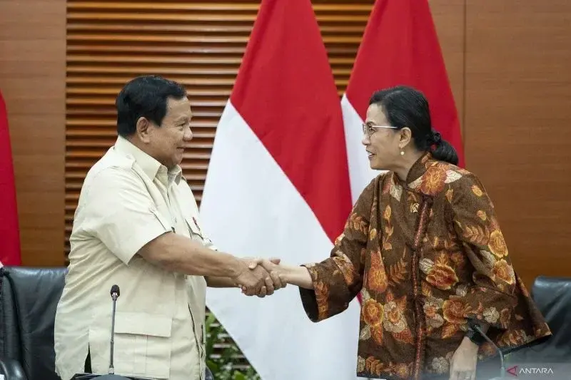 Presiden Prabowo Subianto (kiri) berjabat tangan dengan Menteri Keuangan (Menkeu) Sri Mulyani (kanan), usai menyampaikan keterangan pers terkait kenaikan tarif Pajak Pertambahan Nilai (PPN) di Kantor Kementerian Keuangan, Jakarta, Selasa (31/12/2024).* ANTARA FOTO/Aprillio Akbar/aww