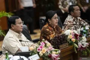 Presiden Prabowo Subianto (kiri) bersama Mensesneg Prasetyo Hadi (kanan) menyimak penjelasan Menteri Keuangan Sri Mulyani (tengah) dalam rapat Agenda Tutup Kas APBN 2024 di Kantor Kementerian Keuangan, Jakarta, Selasa (31/12/2024).* ANTARA FOTO/Aprillio Akbar/foc.