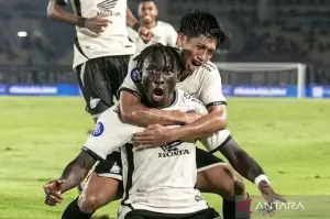 Arsip foto - Pesepak bola PSM Makassar Albertine Joao Pereira (depan) berselebrasi bersama rekannya Ananda Raehan Alief (belakang) usai mencetak gol ke gawang Persis Solo pada pertandingan BRI Liga 1 di Stadion Manahan, Solo, Jawa Tengah, Senin (13/1/2025). PSM Makassar menang atas Persis Solo dengan skor 1-0. ANTARA FOTO/Mohammad Ayudha/nym.