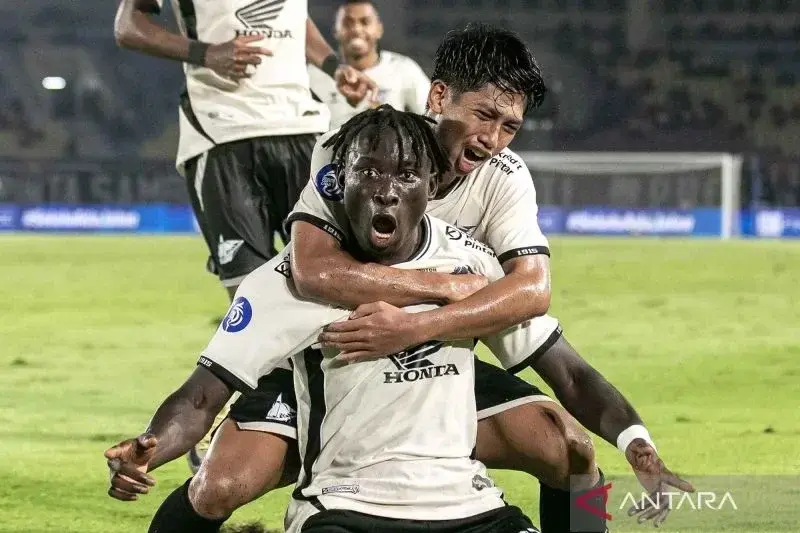 Arsip foto - Pesepak bola PSM Makassar Albertine Joao Pereira (depan) berselebrasi bersama rekannya Ananda Raehan Alief (belakang) usai mencetak gol ke gawang Persis Solo pada pertandingan BRI Liga 1 di Stadion Manahan, Solo, Jawa Tengah, Senin (13/1/2025). PSM Makassar menang atas Persis Solo dengan skor 1-0. ANTARA FOTO/Mohammad Ayudha/nym.