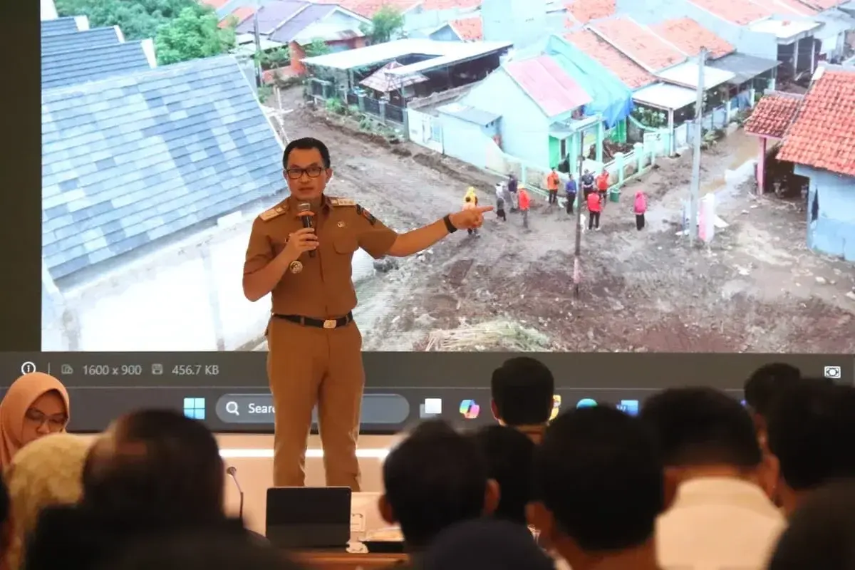 PJ Bupati Cirebon, Wahyu Mijaya gelar rapat pimpinan (rapim) pasca banjir di Ruang Nyi Mas Gandasari Setda Kabupaten Cirebon, Senin (20/1/2025). (dok. Akbar Arifin/Divipromedia).