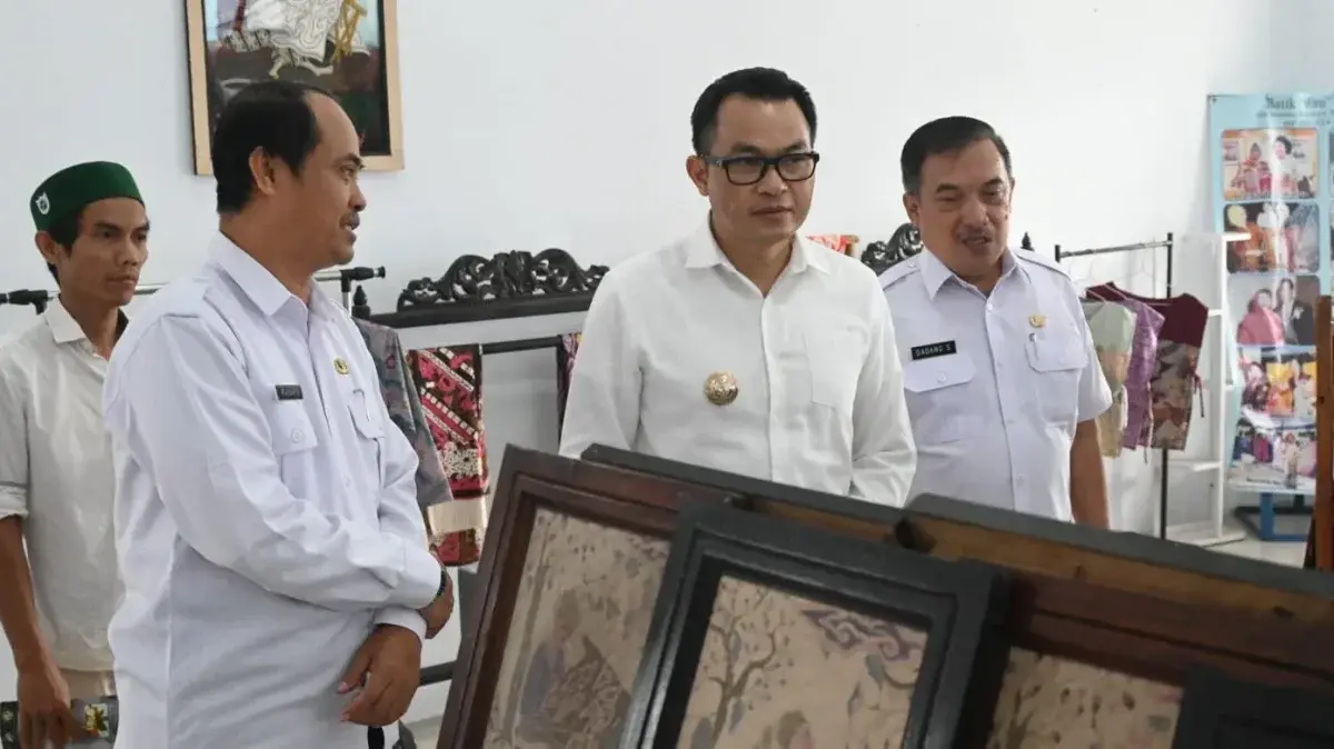 Pj Bupati Cirebon, Wahyu Mijaya Tinjau Mall UMKM Kabupaten Cirebon, mendukung Pengembangan Para Pelaku UMKM memalalui Layanan Pengembangan Business Development Service/BDS secara Gratis. (dok. Akbar Arifin/Divipromedia).