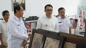 Pj Bupati Cirebon, Wahyu Mijaya Tinjau Mall UMKM Kabupaten Cirebon, mendukung Pengembangan Para Pelaku UMKM memalalui Layanan Pengembangan Business Development Service/BDS secara Gratis. (dok. Akbar Arifin/Divipromedia).