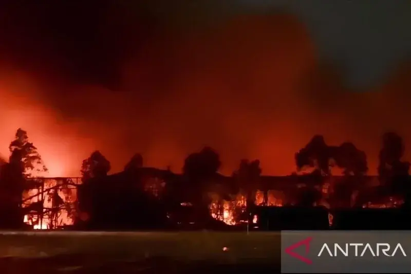 Sebanyak 13 gudang penyimpanan di Kawasan Pergudangan Pantai Indah Dadap, Kecamatan Kosambi Tangerang terbakar sejak Jumat (31/1/2025). (ANTARA/Azmi Samsul Maarif)