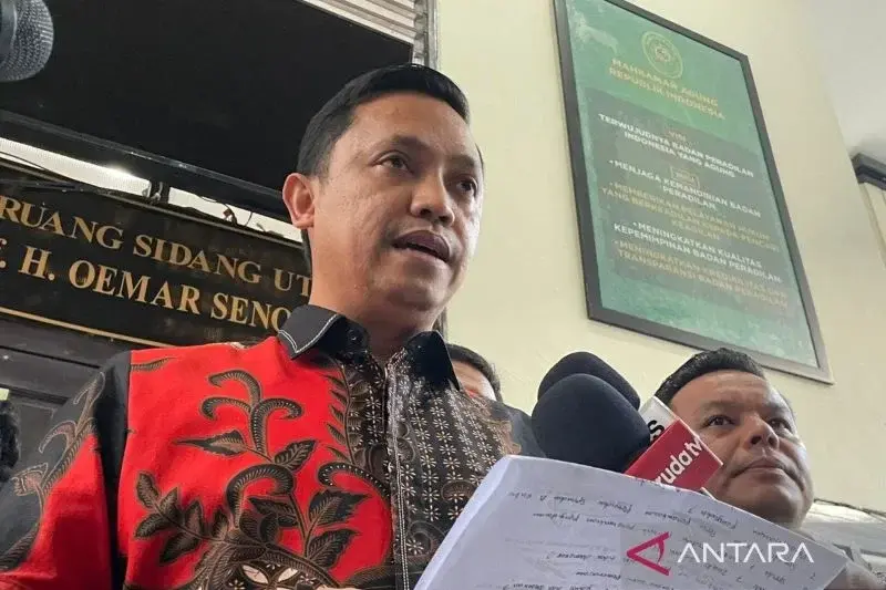 Caption : Kuasa hukum Sekretaris Jenderal DPP PDI Perjuangan Hasto Kristiyanto, Ronny Talapessy memberikan keterangan kepada wartawan, di PN Jakarta Selatan, Kamis (6/2/2025). ANTARA/Luthfia Miranda Putri

