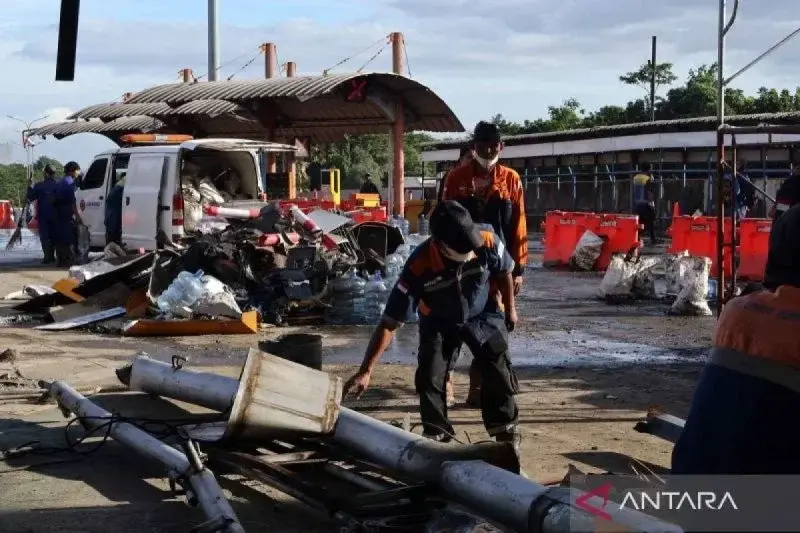 Petugas membersihkan material kecelakaan beruntun di Gerbang Tol Ciawi 2, Kota Bogor, Jawa Barat, Rabu (5/2/2025) (ANTARA FOTO/Yulius Satria Wijaya/YU.)