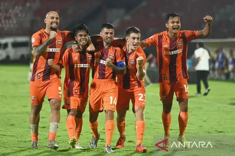 Pesepak bola Borneo FC Samarinda Dwiky Hardiansyah (kedua kiri) berselebrasi bersama Gabriel Vinicius de Oliveira Furtado (kiri), Stefano Jantje Lilipaly (tengah), Mariano Ezequiel Peralta Bauer (kedua kanan) dan Komang Teguh (kanan) usai mencetak gol ke gawang tim asal Filipina Kaya FC-Iloilo saat pertandingan grup B ASEAN Club Championship (ACC) 2024/2025 di Stadion Kapten I Wayan Dipta, Gianyar, Bali, Kamis (23/1/2025). ANTARA FOTO/Fikri Yusuf/Spt/aa.
