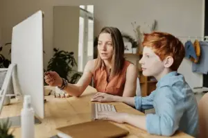 Ilustrasi orang tua menemani anak mengakses gadget agar menciptakan ruang digital aman dan nyaman bagi anak. (ANTARA/Pexel-Julia M Cameron)