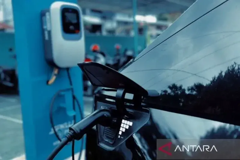 Ilustrasi - Pengisian energi baterai kendaraan listrik. ANTARA/HO-Humas PLN/aa.