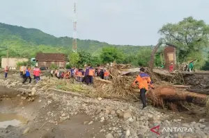 Petugas gabungan dan relawan bersiap melakukan penanganan di lokasi terdampak banjir bandang Desa Nanga Wera, Kabupaten Bima, Nusa Tenggara Barat, Selasa (4/2/2025). Pemerintah Provinsi Nusa Tenggara Barat menginstruksikan jajaran Organisasi Perangkat Daerah segera melakukan penanganan bencana banjir yang melanda Kecamatan Ambalawi dan Wera di Kabupaten Bima pada Minggu (2/2) yang berdasarkan laporan BPBD NTB terdapat tiga desa yang terdampak di kedua kecamatan tersebut. ANTARA FOTO/Ady Ardiansah/nz