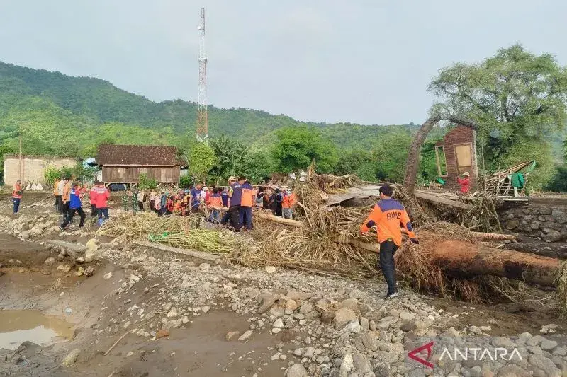Petugas gabungan dan relawan bersiap melakukan penanganan di lokasi terdampak banjir bandang Desa Nanga Wera, Kabupaten Bima, Nusa Tenggara Barat, Selasa (4/2/2025). Pemerintah Provinsi Nusa Tenggara Barat menginstruksikan jajaran Organisasi Perangkat Daerah segera melakukan penanganan bencana banjir yang melanda Kecamatan Ambalawi dan Wera di Kabupaten Bima pada Minggu (2/2) yang berdasarkan laporan BPBD NTB terdapat tiga desa yang terdampak di kedua kecamatan tersebut. ANTARA FOTO/Ady Ardiansah/nz Petugas gabungan dan relawan bersiap melakukan penanganan di lokasi terdampak banjir bandang Desa Nanga Wera, Kabupaten Bima, Nusa Tenggara Barat, Selasa (4/2/2025). Pemerintah Provinsi Nusa Tenggara Barat menginstruksikan jajaran Organisasi Perangkat Daerah segera melakukan penanganan bencana banjir yang melanda Kecamatan Ambalawi dan Wera di Kabupaten Bima pada Minggu (2/2) yang berdasarkan laporan BPBD NTB terdapat tiga desa yang terdampak di kedua kecamatan tersebut. ANTARA FOTO/Ady Ardiansah/nz