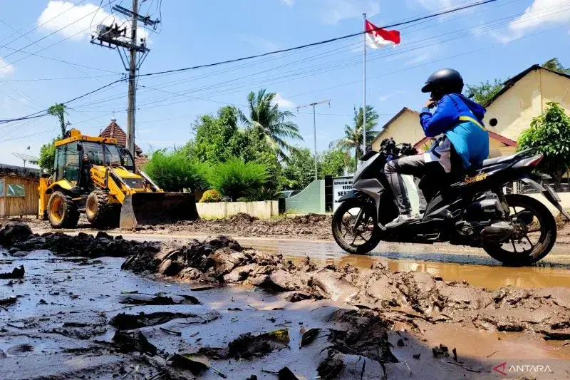 Seorang pengendara melintas di jalan berlumpur pasca-banjir bandang di Kecamatan Kendit, Kabupaten Situbondo, Jawa Timur. ANTARA/Novi Husdinariyanto