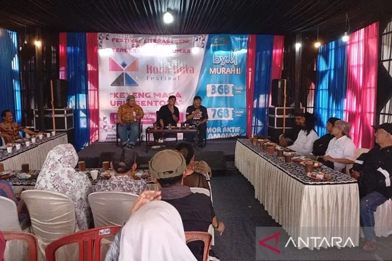 Kegiatan simposium "Dinamika dan Masa Depan Seni Budaya Banyumas" dalam rangka Hari jadi Ke-454 Kabupaten Banyumas di Taman Apung Mas Kemambang, Purwokerto, Kabupaten Banyumas, Jawa Tengah, Jumat (21/2/2025) sore. ANTARA/Sumarwoto