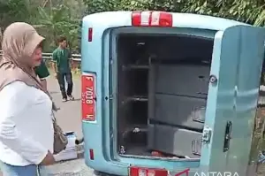 Bus dinas milik Pemerintah Kabupaten (Pemkab) Cianjur F 7018 W mengalami kecelakaan tunggal di Letter S, Jalan Alternatif Cikidang, Kabupaten Sukabumi, Jawa Barat yang mengakibatkan belasan penumpang terluka pada Senin, (3/1/2025). ANTARA/ (Istimewa)