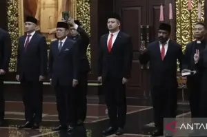 (Dari kiri ) Deddy Corbuzier, Kris Wijoyo Soepandji, , Mayjen TNI (purn) Sudrajat, Indra Bagus Irawan, Lenis Kogoya dan Sylvia Efi Widyantari Sumarlin saat dilantik sebagai Staf Khusus Kemhan di kantor Kemhan, Jakarta Pusat, Selasa (11/2/2025). (ANTARA/HO-Akun Instagram @sjafrie.sjamsoeddin)