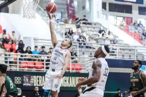 Pebasket Dewa United Banten Kaleb Ramot Gemilang, mencetak poin saat melawan Bima Perkasa Jogja, dalam pertandingan IBL 2025, di GOR Pancasila UGM, Yogyakarta, Sabtu (1/2/2025). ANTARA/HO-IBL (ANTARA)