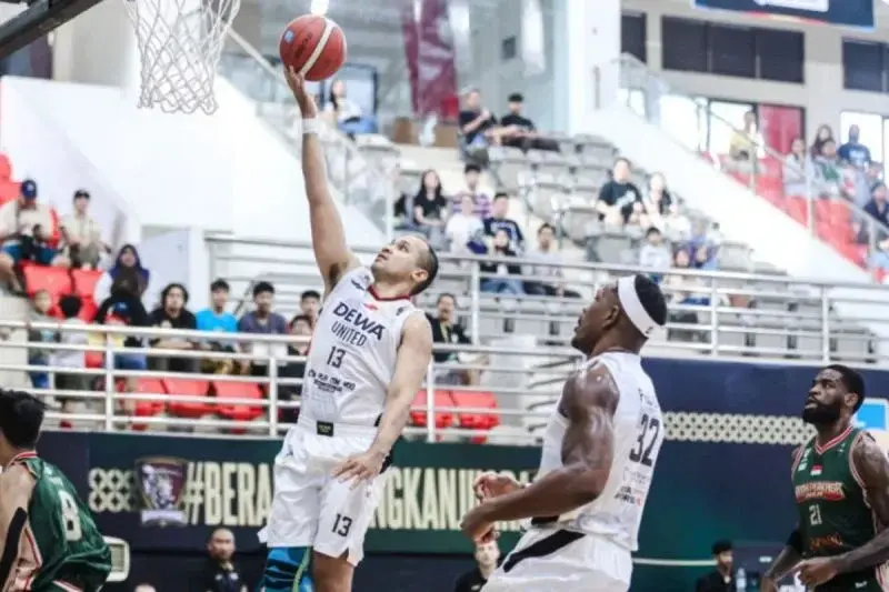 Pebasket Dewa United Banten Kaleb Ramot Gemilang, mencetak poin saat melawan Bima Perkasa Jogja, dalam pertandingan IBL 2025, di GOR Pancasila UGM, Yogyakarta, Sabtu (1/2/2025). ANTARA/HO-IBL (ANTARA)