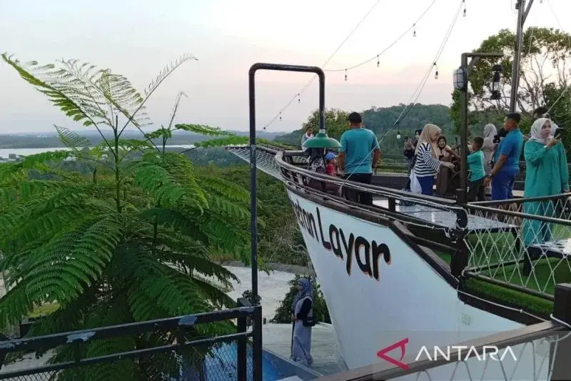 Jahetan Layar, salah satu objek wisata yang memadukan wisata kuliner, pemandangan alam, dan akomodasi di perbukita Desa Kutai Lama, Kecamatan Anggana, Kutai Kartanegara, Kaltim. (ANTARA/ M Ghofar)