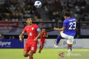 Pesepak bola Timnas Indonesia Dony Tri Pamungkas (kiri) berebut bola dengan pesepak bola Timnas Kamboja Phoeuk Thatthai (kanan) pada penyisihan Grup A Piala ASEAN U-19 Boys Championship atau AFF U-19 di Stadion Gelora Bung Tomo, Surabaya, Jawa Timur, Sabtu (20/7/2024). ANTARA FOTO/Moch Asim/Spt.