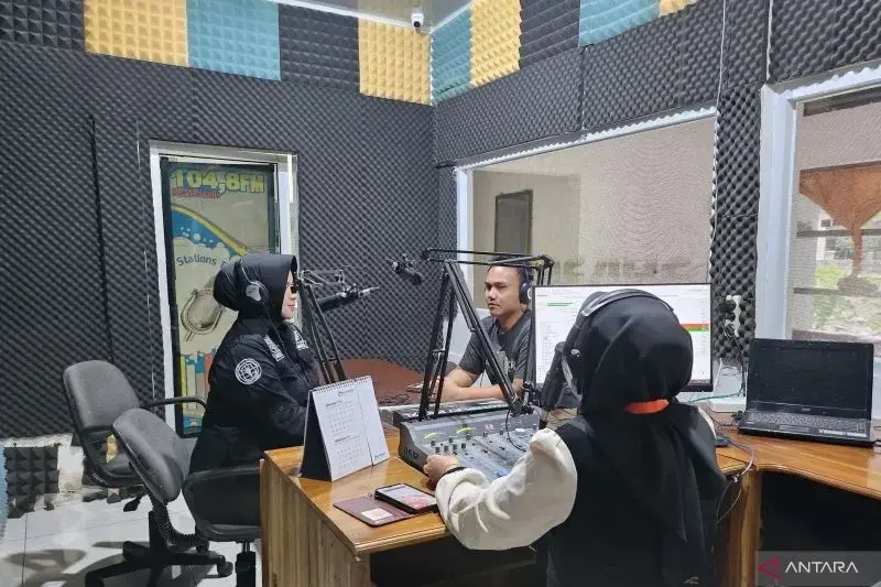 Anggota Polres OKU menjelaskan bahaya narkoba melalui siaran radio. (ANTARA/Edo Purmana)