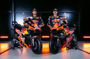 Enea Bastianini dan Maverick Vinales berfoto bersama motor dan tim baru mereka Red Bull KTM Tech3 pada peluncuran yang digelar Kamis (30/1/2025). (HO/Red Bull KTM Tech3/Sophie Fleischer)
