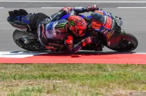 Pembalap Monster Energy Yamaha Fabio Quartararo memacu kecepatan saat mengikuti sesi Kualifikasi 2 MotoGP Mandalika di Pertamina Mandalika International Street Circuit, Lombok Tengah, Nusa Tenggara Barat, Sabtu (28/9/2024). (ANTARA FOTO/Akbar Nugroho Gumay/agr/am.)
