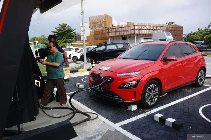 Pemilik mobil listrik melakukan pengisian daya di Stasiun Pengisian Kendaraan Listrik Ultra Fast Charging (SPKLU) di rest area teras melati ruas tol Jombang-Mojokerto (Jomo) KM 695A Kedungmlati, Kabupaten Jombang, Jawa Timur, Jumat (22/12/2023). Data Kementerian Energi dan Sumber Daya Mineral (ESDM) capaian kendaraan listrik hingga 23 Oktober 2023 adalah 74.988 unit motor listrik dan 20.414 mobil listrik. ANTARA FOTO/Syaiful Arif/tom. (ANTARA FOTO/SYAIFUL ARIF)