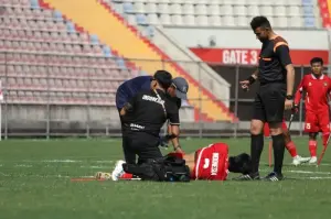 Tenaga fisioterapis menangani pemain Timnas Sepak Bola Amputasi Indonesia yang mengalami cedera dalam pertandingan pada ajang Asian Amputee Football Championship 2025. (ANTARA/HO- Jake Kirkman (Fotografer Federasi Sepak Bola Amputasi Dunia)