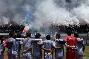 Ribuan Bobotoh saat memadati sesi latihan Persib Bandung untuk memberikan semangat jelang pertandingan melawan Persija Jakarta di Stadion GBLA, Kota Bandung, Jawa Barat, Kamis (13/2/2025). (ANTARA/Rubby Jovan)